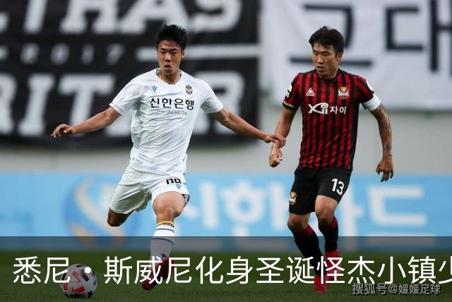 悉尼·斯威尼化身圣诞怪杰小镇少女，内衣广告提前过节